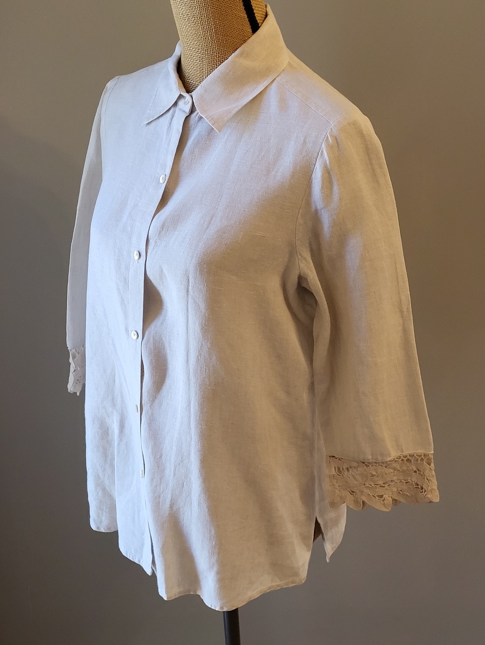 Liz Claiborne Medium Linen Button-up Blouse In A Natural Stone Color - Picture 6 of 9